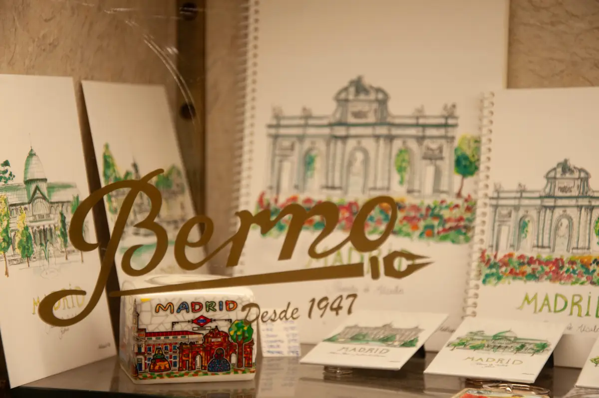 Vitrina Papelería Librería Berno Narváez Madrid